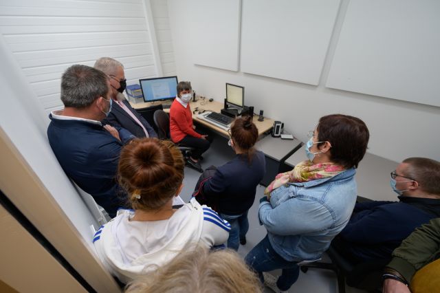 Maguy transcrit en braille les documents.