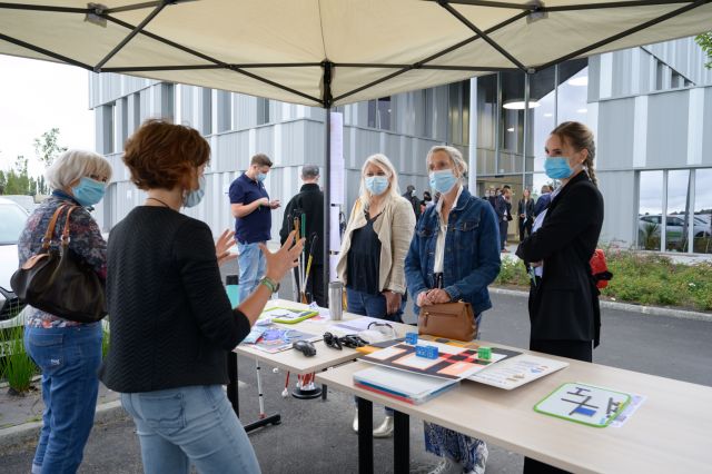 Les étapes du travail d'instructeur de locomotion sont présentés aux visiteurs.