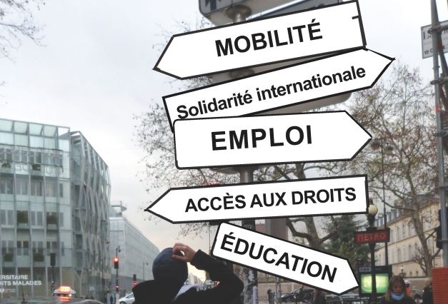 Couverture du Voir Demain 474, c'est une photo d'une personne regardant un panneau où il est noté : mobilité, solidarité internationale, emploi, accès