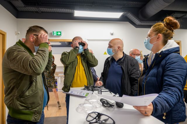 Mise en situation de handicap visuel grâce à des lunettes de simulation.