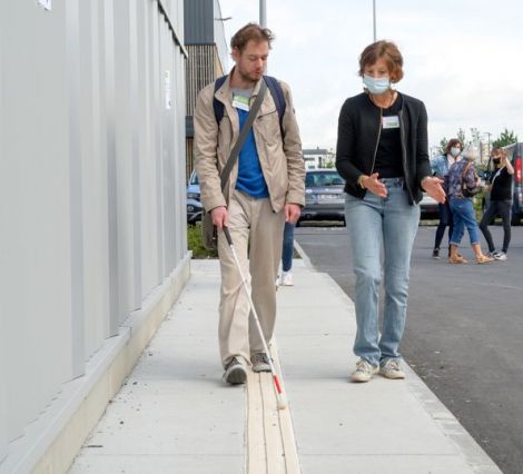 Les bandes de guidage permettent la circulation entre l'entrée et le restaurant ou le chenil.