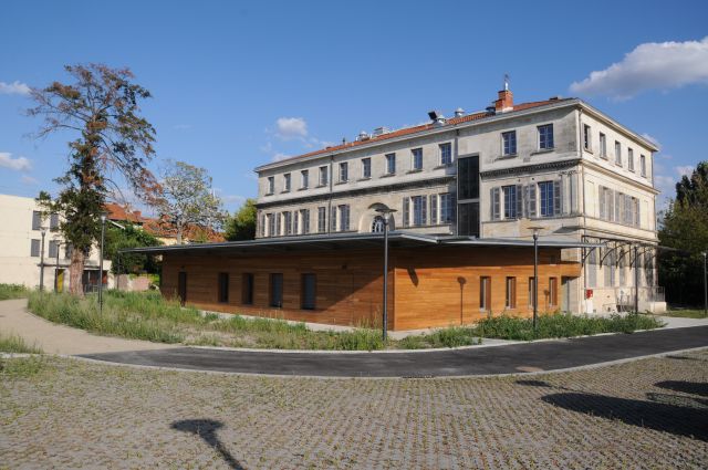Le bâtiment historique du foyer le Phare auquel a été ajouté une partie entièrement construite en bois qui contient la partie administration.