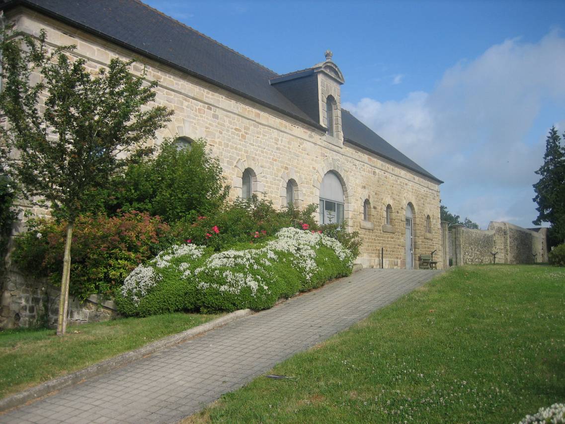 Le château de Beaubois, vue des bâtiments annexes.