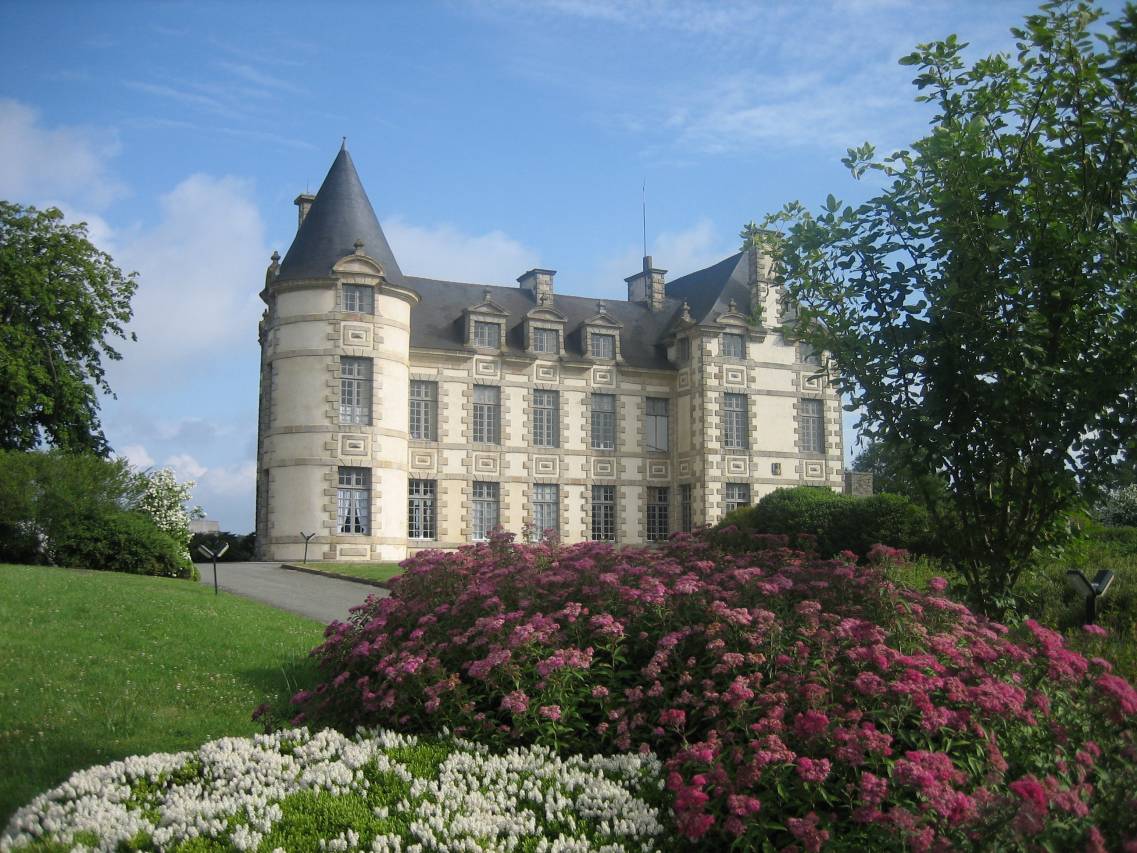 Le château de Beaubois au cœur du jardin.