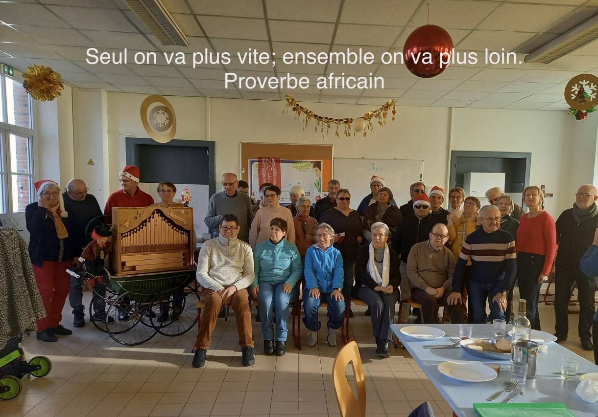 Photo des membres du groupe  avec un proverbe africain : » seul on va plus vite; ensemble on va plus loin. »