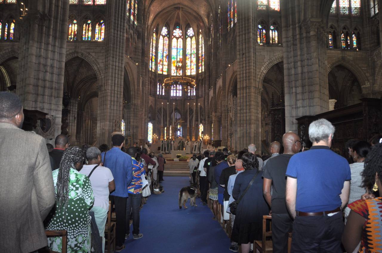 Photo de la messe des 90 ans de Voir Ensemble à la Basilique de Saint-Denis