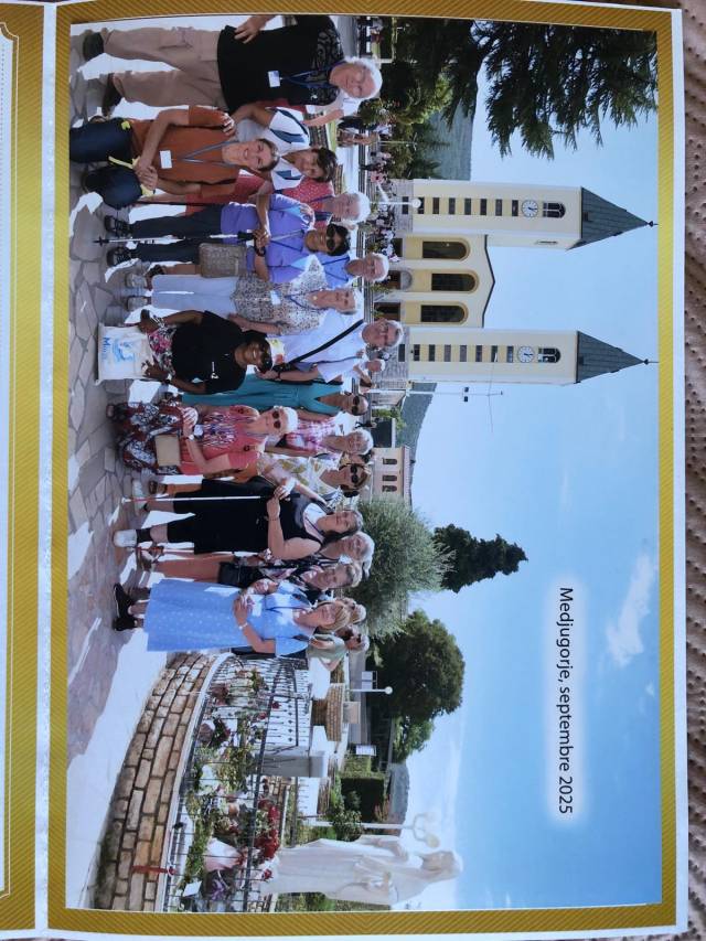 Pélerins de VOIR ENSEMBLE devant le sanctuaire de Medjugorje en septembre 2025