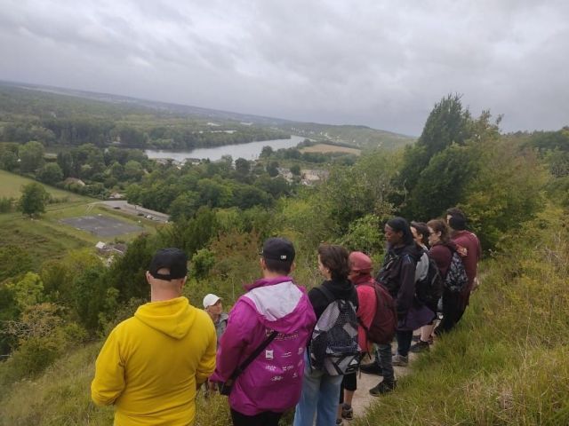 Bénéficiaires du rémora 95 en randonnée avec vue en hauteur