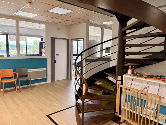 Escalier des locaux du SAS HR 53