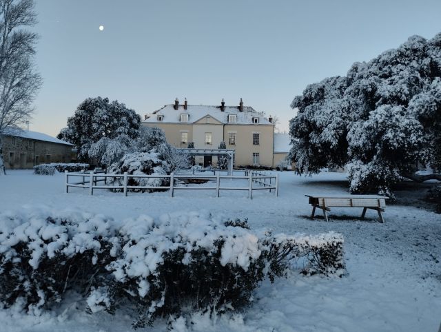 Bâtiment de Terre Neuve sous la neige