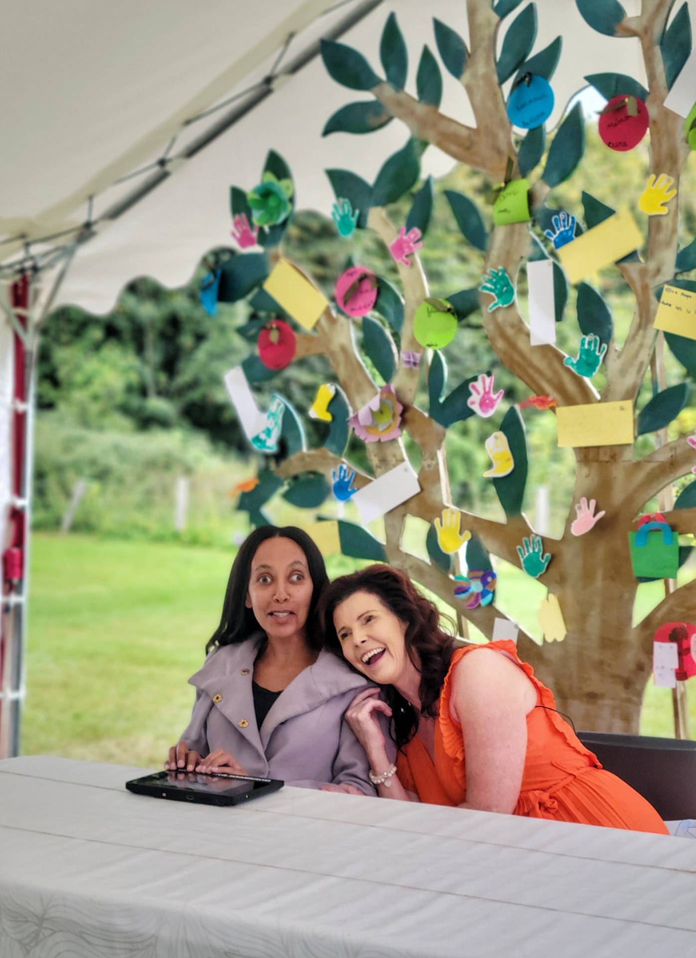 Haben Girma et notre ambassadrice Maria Doyle lors du bicentenaire du braille à Coupvray. Elles sourient.