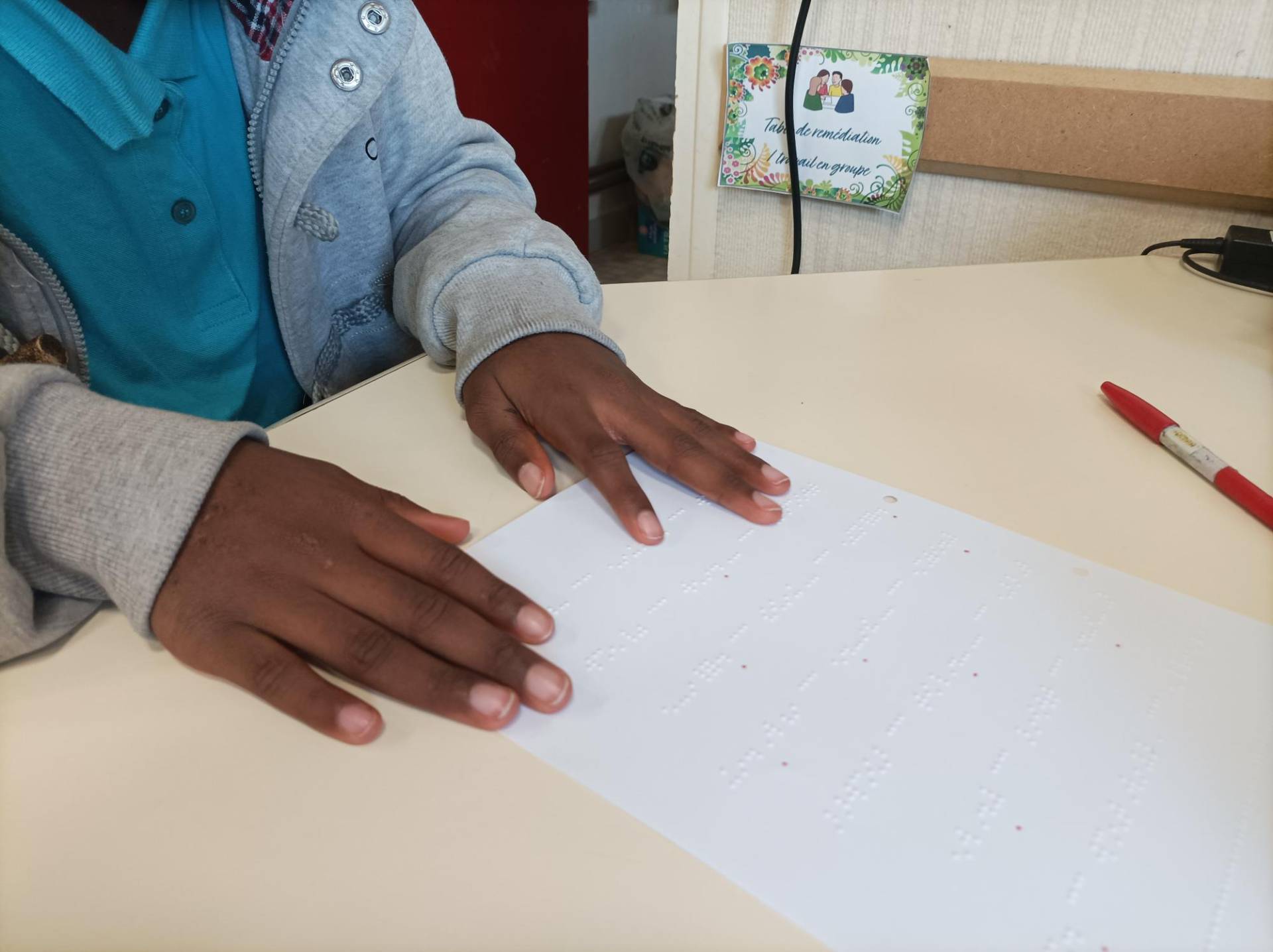 Mains d'enfants lisant un texte en braille