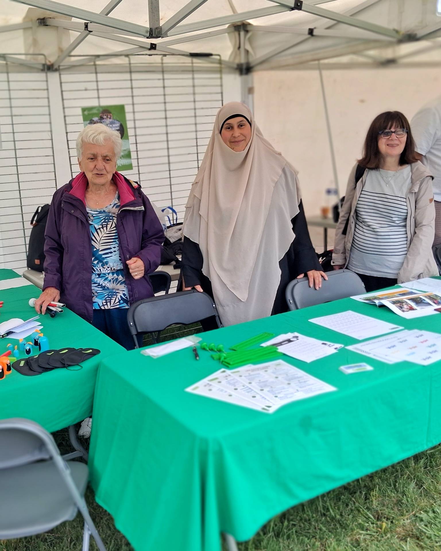 Stand de nos adhérentes de Seine et Marne lors du bicentenaire du braille à Coupvray. Elles sont trois et heureuses d'être là