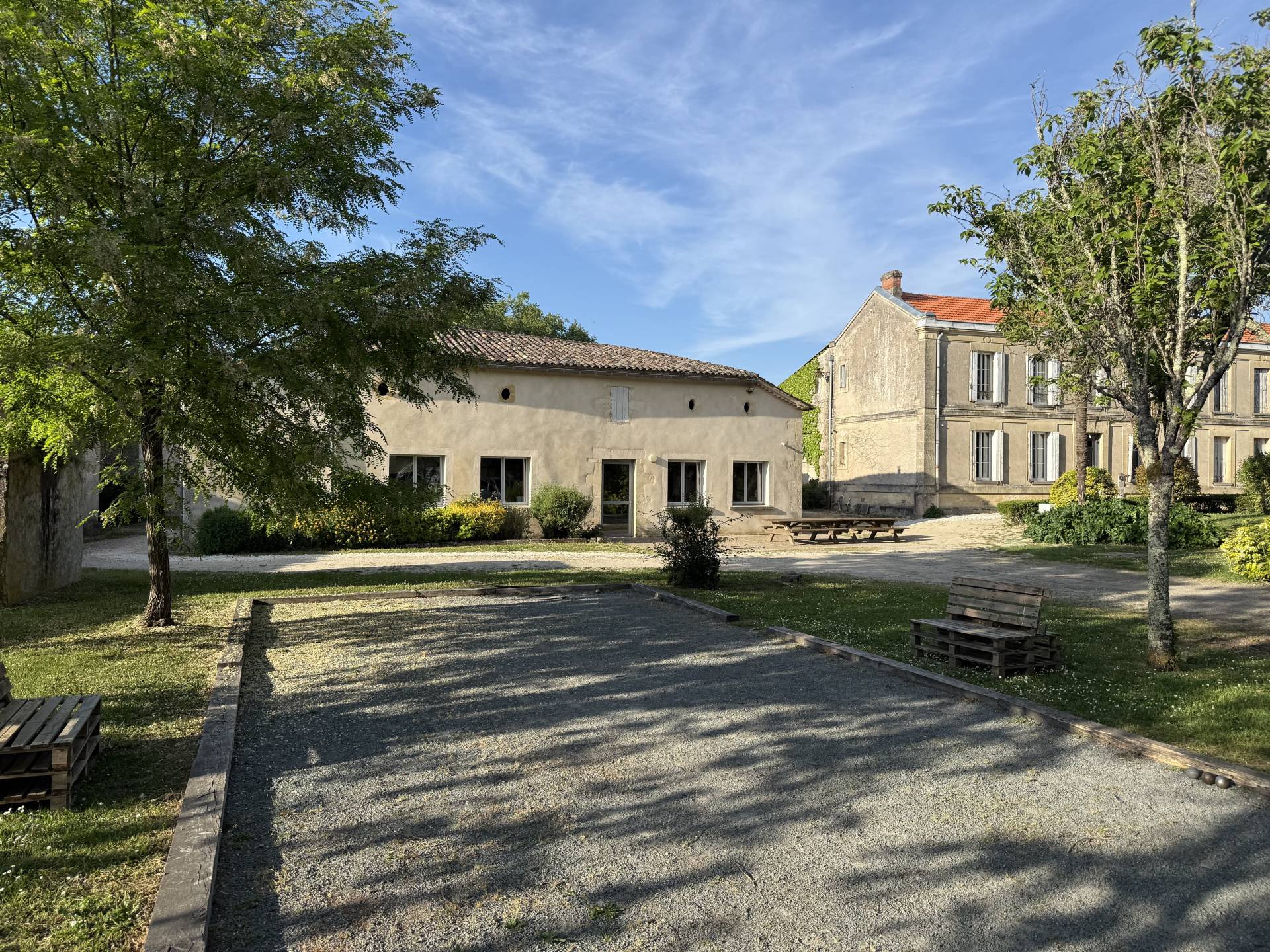 Bâtiments de l'ESAT du Puch et terrain de pétanque